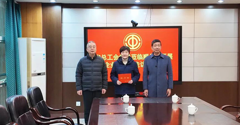 兩名女工患病，省上縣里都來慰問一一虹潤三重保障體系筑就員工幸福家